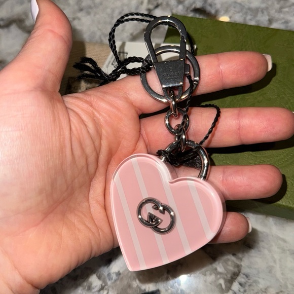 Gucci Interlocking G heart-shaped keychain - Picture 4 of 4